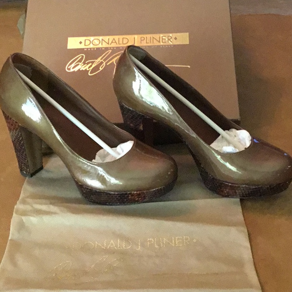 Golden patent leather platform heels